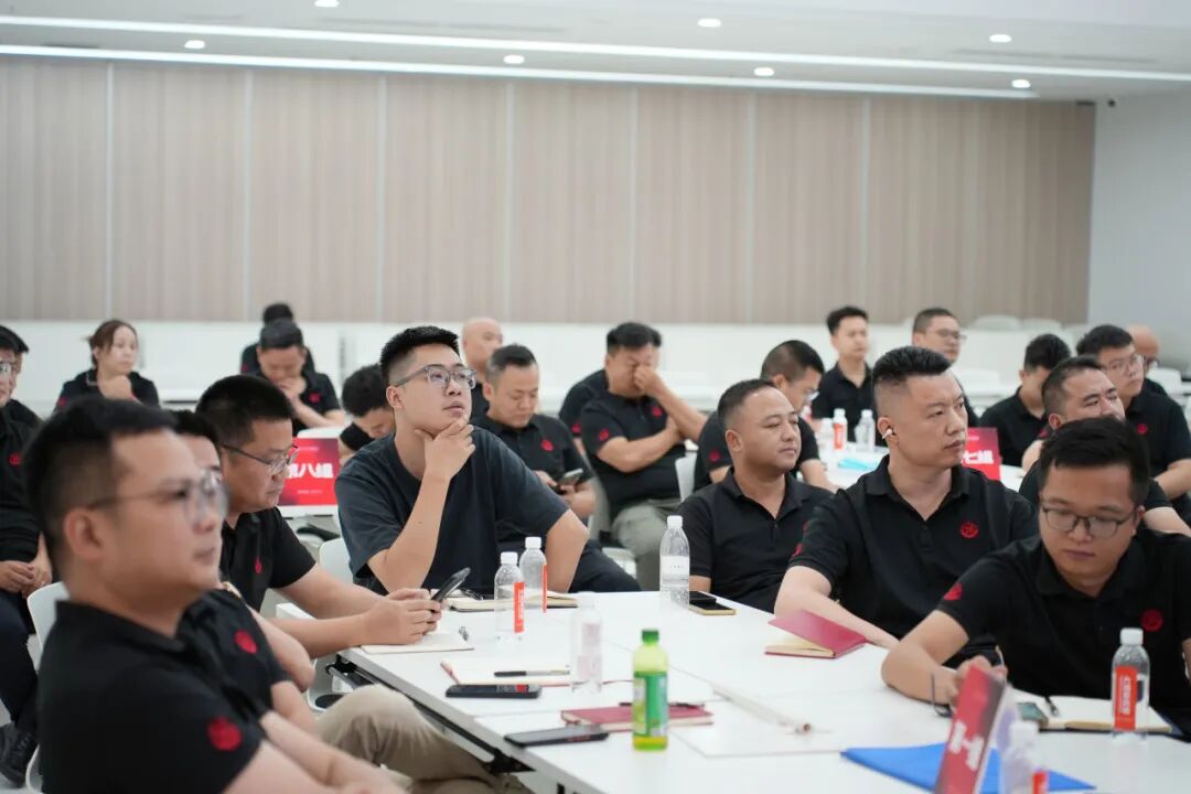 战鼓铿锵，催人奋进。6月6日，永乐app月度荣誉表彰盛典隆重举行。本次大会全面复盘五月工作成果，以荣誉致敬拼搏，表彰先进标杆，部署攻坚目标，为下一阶段高质量发展吹响冲锋号角。永乐app瓷砖事业部总(图11)