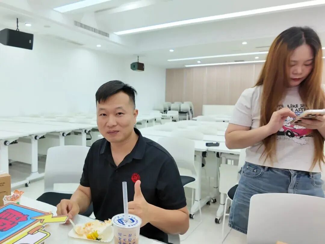 盛夏流光·热爱滚烫丨永乐app2026年第二季度员工生日会温馨举办(图23) 盛夏流光·热爱滚烫丨永乐app2026年第二季度员工生日会温馨举办(图23)