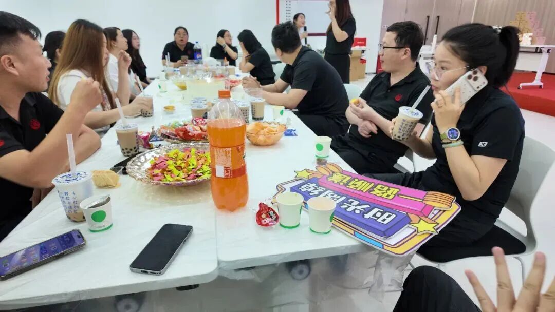 盛夏流光·热爱滚烫丨永乐app2026年第二季度员工生日会温馨举办(图13) 盛夏流光·热爱滚烫丨永乐app2026年第二季度员工生日会温馨举办(图13)