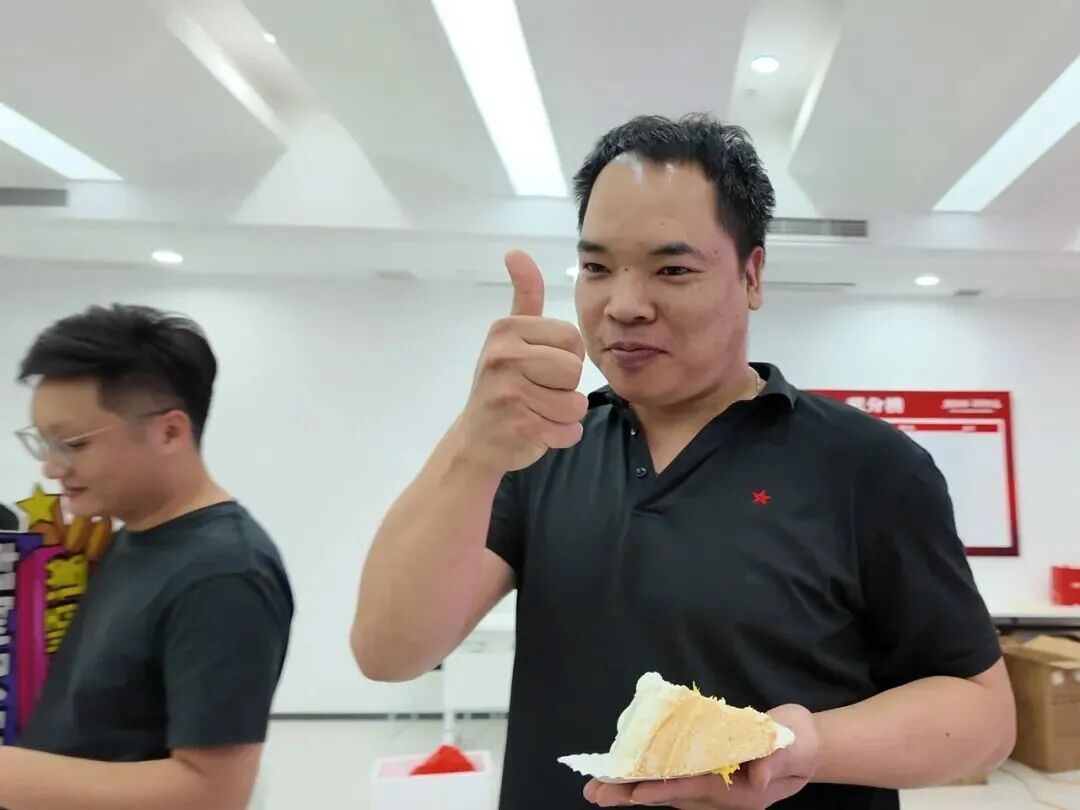 盛夏流光·热爱滚烫丨永乐app2026年第二季度员工生日会温馨举办(图21) 盛夏流光·热爱滚烫丨永乐app2026年第二季度员工生日会温馨举办(图21)